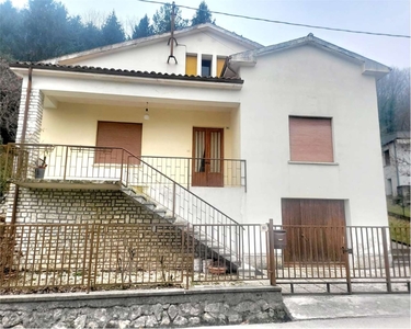 Casa indipendente in Viale della Vittoria, Vittorio Veneto, 5 locali