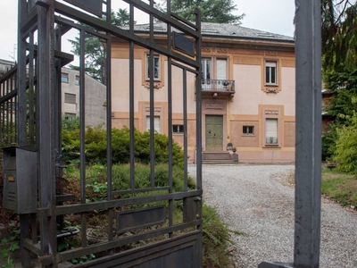 Trilocale in Via Bernardino Castelli, Varese, 2 bagni, 150 m²