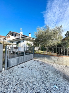 Villa bifamiliare in vendita a Massarosa Lucca Bozzano
