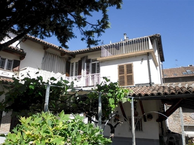 Casa bifamiliare a Nizza Monferrato, buone condizioni, in centro