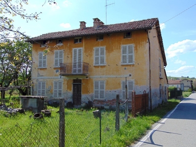 Nizza Monferrato, in zona comoda casa indipendente sui 4 lati da ristrutturare.