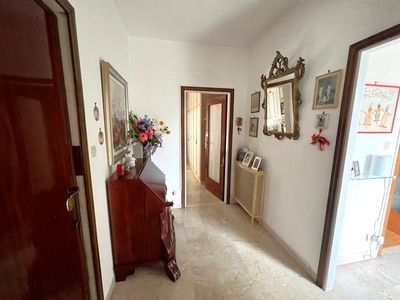 Appartamento in Vendita a Roma, zona Marconi, 399'000€, 106 m²