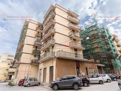 Appartamento in Vendita a Siracusa, zona Tunisi Grottasanta, 105'000€, 159 m²