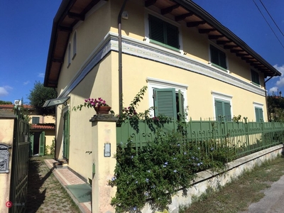 Casa Bi/Trifamiliare in Affitto in Via Cristoforo Colombo a Pietrasanta