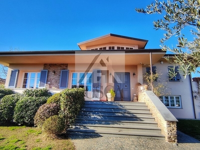 Casa Indipendente in Vendita a Lucca, zona Monte San Quirico, 990'000€, 320 m², con Box