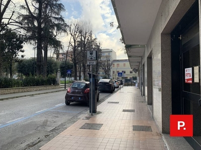 Immobile commerciale in Affitto a Caserta, zona Centro, 3'300€, 170 m²