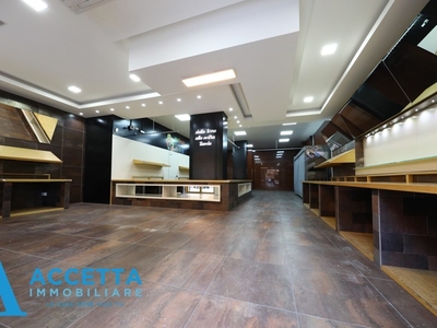 Immobile commerciale in Affitto a Taranto, zona Rione Italia - Montegranaro, 2'300€, 115 m²