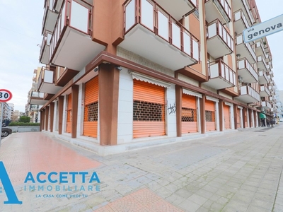 Immobile commerciale in Affitto a Taranto, zona Rione Italia - Montegranaro, 5'000€, 712 m²