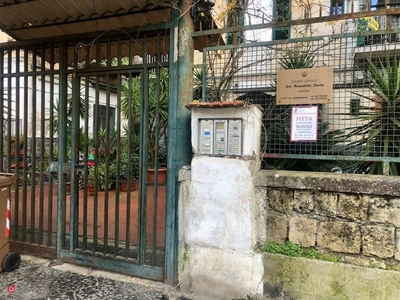 Magazzino in Affitto in Via Udalrigo Masoni 102 a Napoli