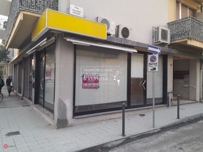 Negozio/Locale commerciale in Affitto in a Viareggio