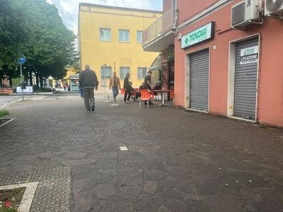 Negozio/Locale commerciale in Affitto in Via Orazio 3 a Pomezia