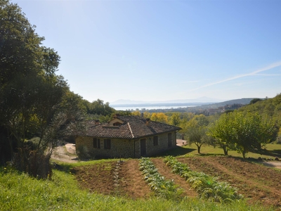 Rustico casale in vendita a Tuoro Sul Trasimeno Perugia