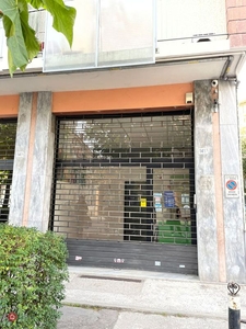 Negozio/Locale commerciale in Affitto in Viale MURATORI a Modena