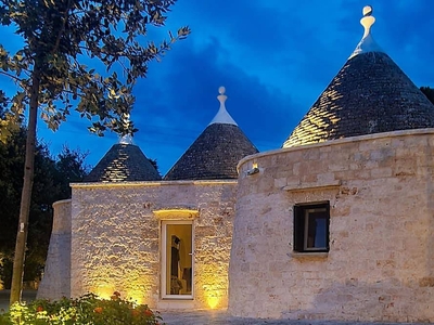 Trullo Pugliarmonia Casale tipico in pietra con piscina a Fasano