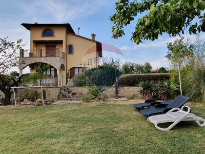 Villa in Vendita a Perugia, zona Pila, 360'000€, 256 m²