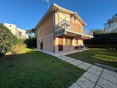 Villa in Viale Elisabetta 64 a Anzio