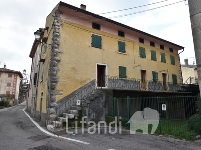 stabile intero in vendita a San Zeno di Montagna