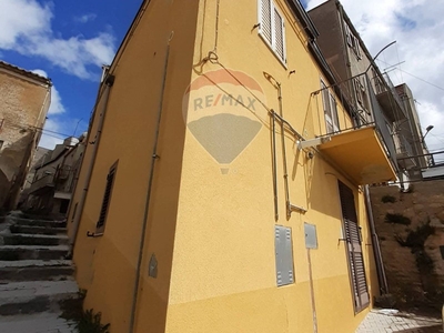 Appartamento in Vendita a Enna, 70'000€, 156 m²