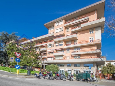 Appartamento in Vendita a Firenze, zona San Iacopino, 610'000€, 194 m²