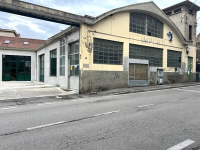 Capannone in Affitto a Lecco, 2'000€, 428 m²