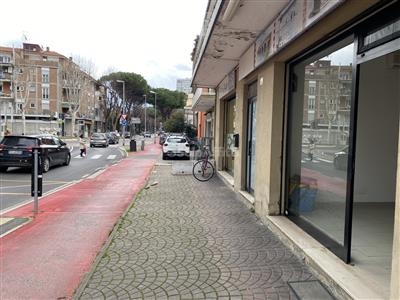 Fondo/negozio - 1 vetrina/luce a San Giuliano Mare, Rimini