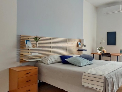 Stanza in appartamento con 3 camere da letto a Turro, Milano