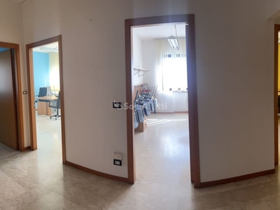 Ufficio in Affitto a Pescara, zona Tiburtina, 550€, 100 m²