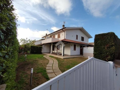 Villa Bifamiliare in affitto a Sabaudia via dei Ciclamini, 14
