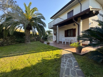 Villa Bifamiliare in affitto a Sabaudia via delle Farnie, 111