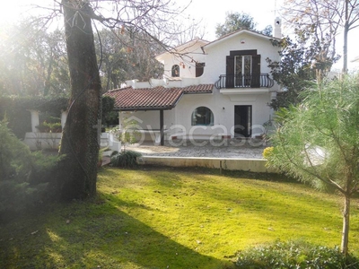 Villa Bifamiliare in affitto a Sabaudia viale delle Querce, 25