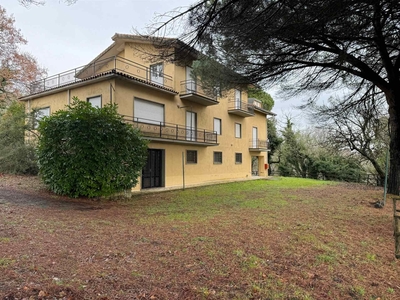 Villa in Località Valleverna Snc a Valentano