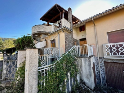 Villa in vendita 6 Stanze da letto a Tione Degli Abruzzi