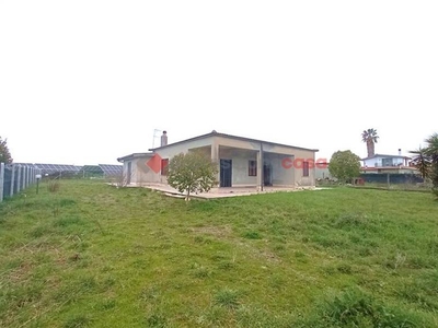 Villa in Via Serio, 34 in zona Campodicarne a Aprilia