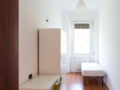 Luminosa camera in affitto in appartamento con 5 camere da letto ad Affori, Milano
