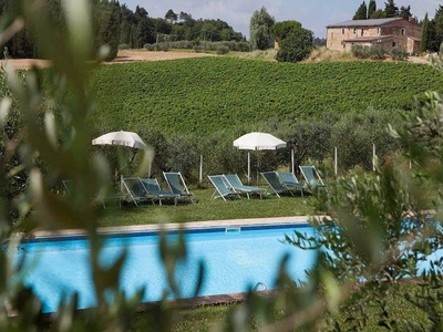 Azienda vinicola, complesso turistico, piscina nel cuore della Toscana. Colomba