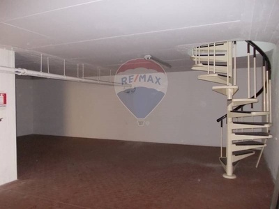 Immobile commerciale in Affitto a Prato, zona Chiesanuova, 1'200€, 240 m²