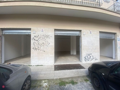 Negozio/Locale commerciale in Affitto in Via Lucio II a Roma