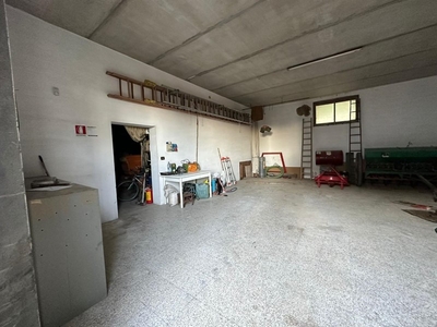 Magazzino in Vendita a Grosseto, zona Principina Terra, 120'000€, 150 m²