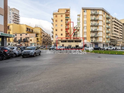 Negozio in vendita a Palermo piazza Principe di Camporeale, 40
