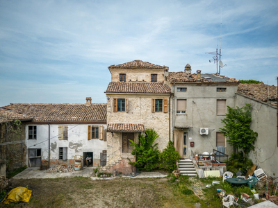 Rustico / Casale in vendita a Medesano - Zona: Varano Marchesi (Santa Lucia)
