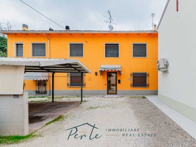 Villa Bifamiliare in Vendita ad Curtatone - 124000 Euro
