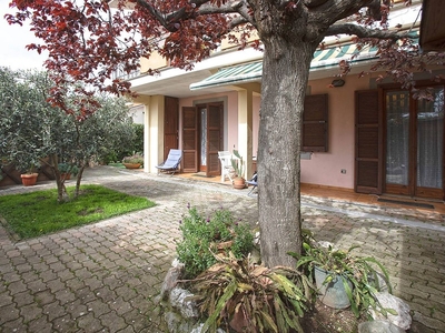 Villa in Vendita a Viterbo, zona San Martino al Cimino, 189'000€, 150 m²