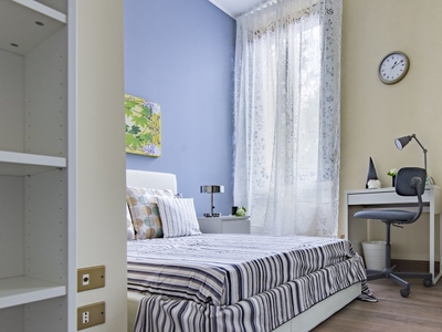 Stanza in affitto in appartamento con 9 camere da letto a Zara, Milano