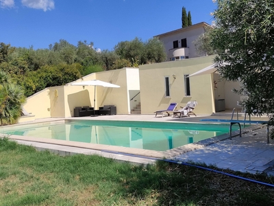 Maestosa villa a Borgonuovo con piscina