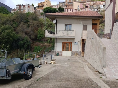 Ali',villa indipendente con ampio terreno, ottime condizioni