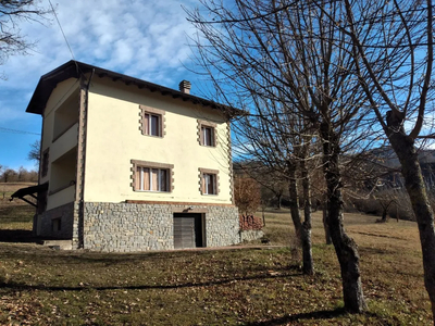 Casa singola in buone condizioni con giardino privato di mq. 6700 e con garage