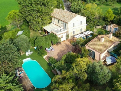 Grande villa storica privata di 300m2 con piscina, giardino e vista panoramica