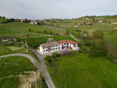 Langhe, vendesi casa di campagna ideale come agriturismo