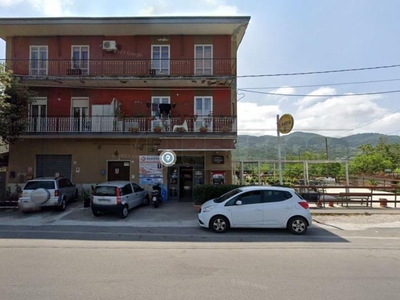 spazio commerciale in vendita a Giffoni Valle Piana