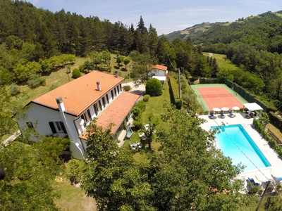 Toscana affitto villa privacy relax benessere piscina campo da tennis appennino tosco-emiliano